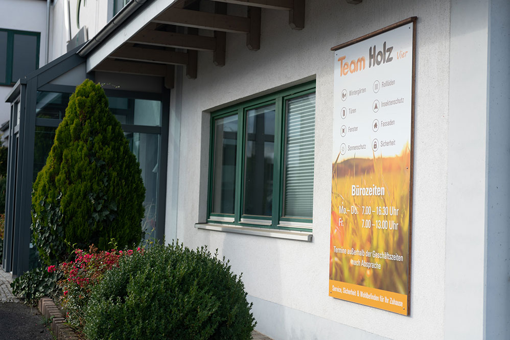 team-holz-vier-eingangsbereich